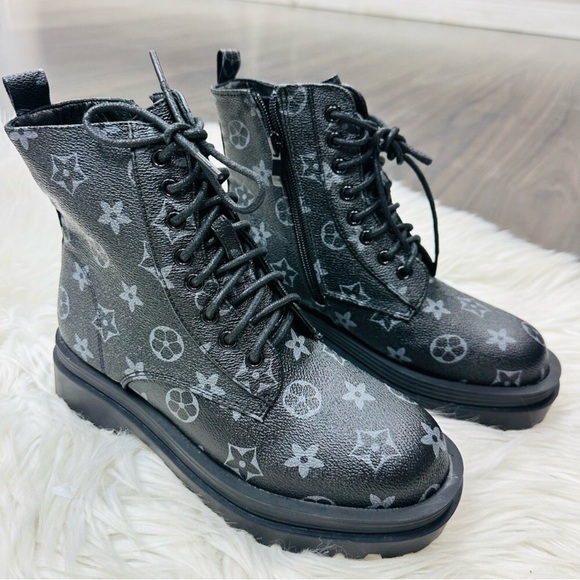 Beautiful boots 👢🖤 - Picture 4 of 5